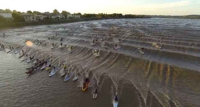 La-Gironde-River Surfers