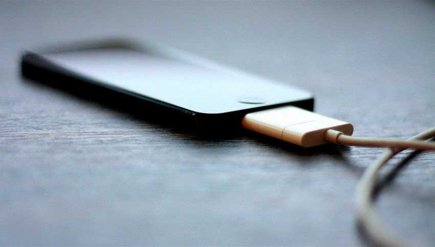 charging smartphone